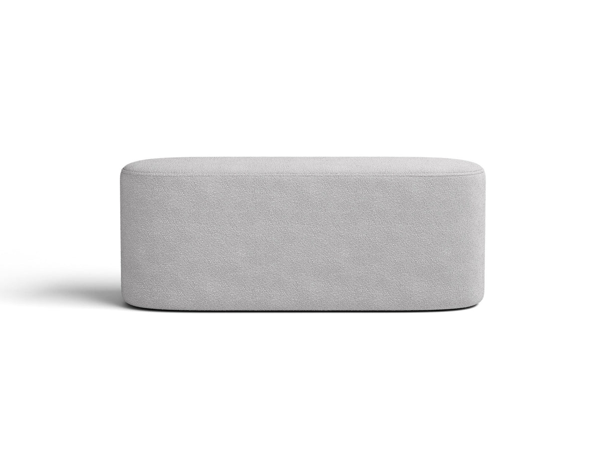 Weisse Sitzbank Dia von Micadoni mit gepolstertem Bouclé-Bezug, schwarzen Kunststoffbeinen und kompaktem, rechteckigem Design.