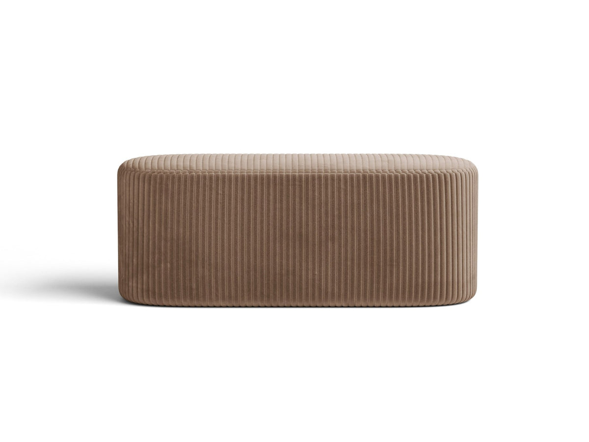 Weisse Sitzbank Dia von Micadoni mit gepolstertem Bouclé-Bezug, schwarzen Kunststoffbeinen und kompaktem, rechteckigem Design.