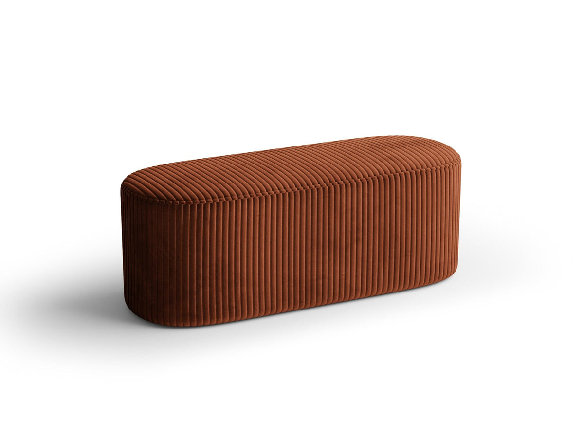 Weisse Sitzbank Dia von Micadoni mit gepolstertem Bouclé-Bezug, schwarzen Kunststoffbeinen und kompaktem, rechteckigem Design.