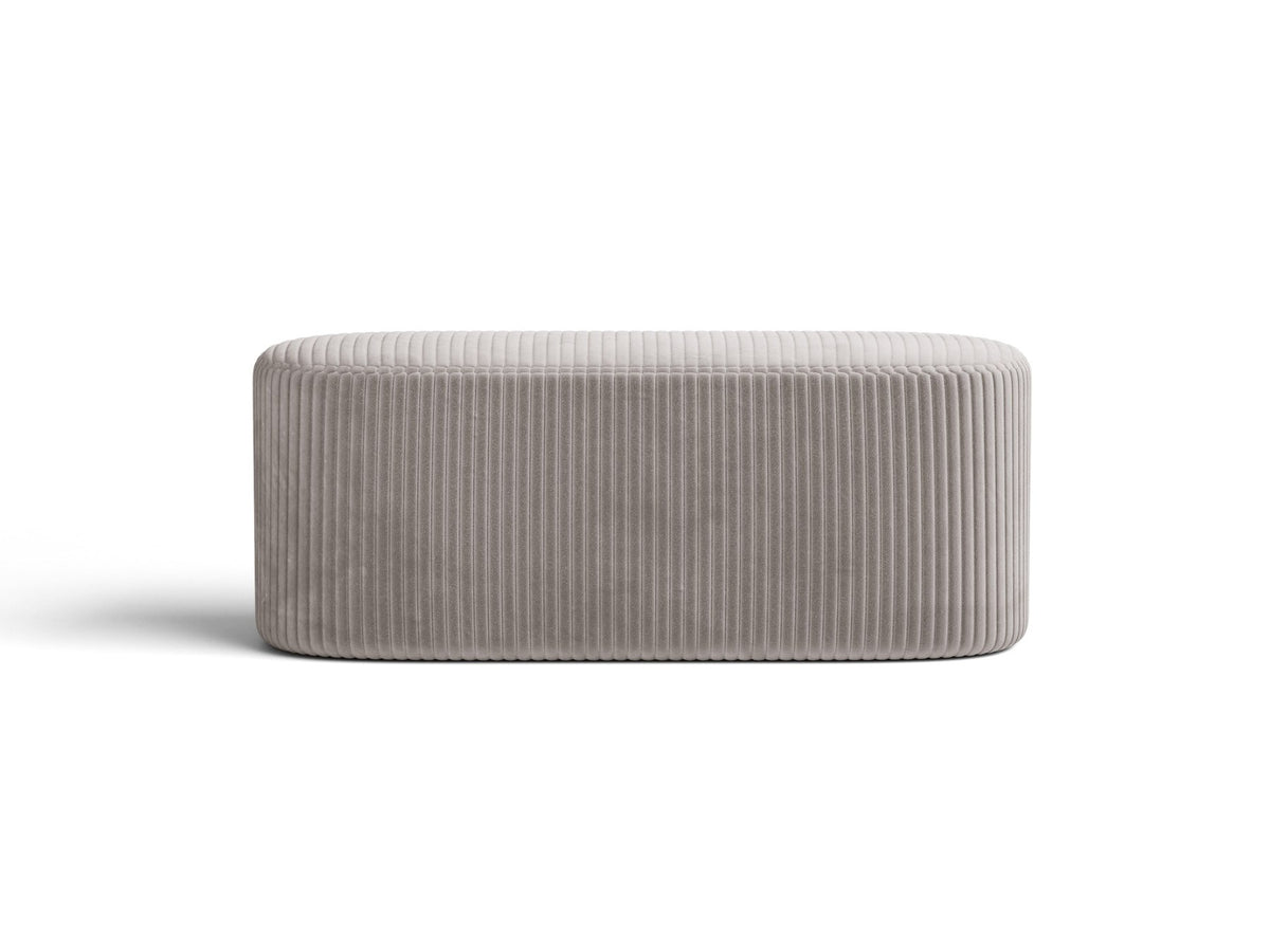 Weisse Sitzbank Dia von Micadoni mit gepolstertem Bouclé-Bezug, schwarzen Kunststoffbeinen und kompaktem, rechteckigem Design.