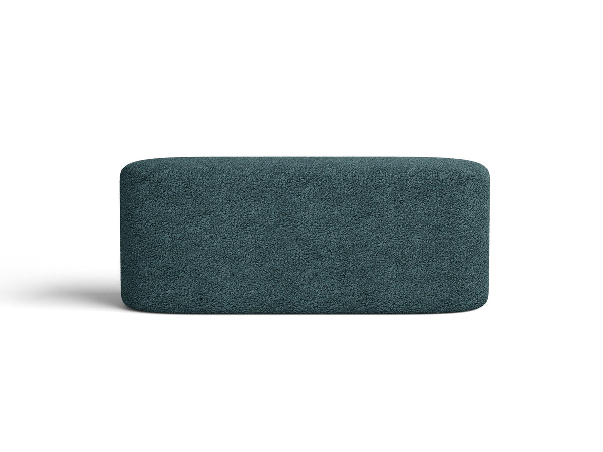 Weisse Sitzbank Dia von Micadoni mit gepolstertem Bouclé-Bezug, schwarzen Kunststoffbeinen und kompaktem, rechteckigem Design.