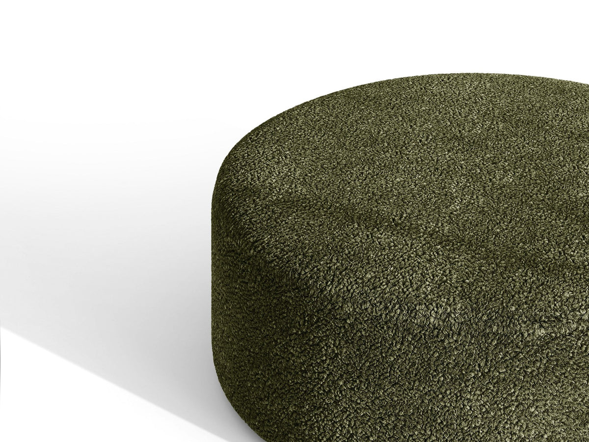 Weisse Sitzbank Dia von Micadoni mit gepolstertem Bouclé-Bezug, schwarzen Kunststoffbeinen und kompaktem, rechteckigem Design.