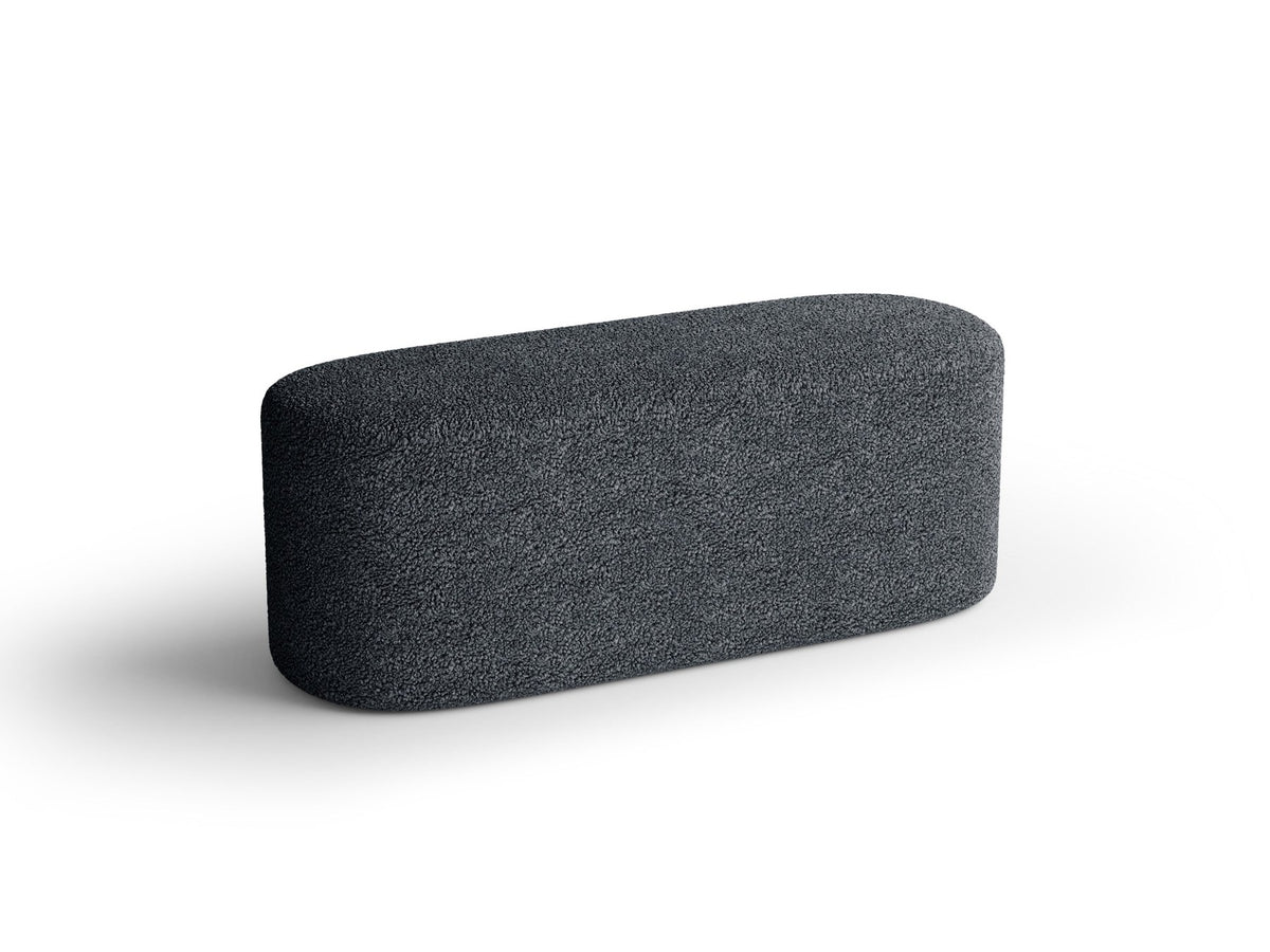 Weisse Sitzbank Dia von Micadoni mit gepolstertem Bouclé-Bezug, schwarzen Kunststoffbeinen und kompaktem, rechteckigem Design.