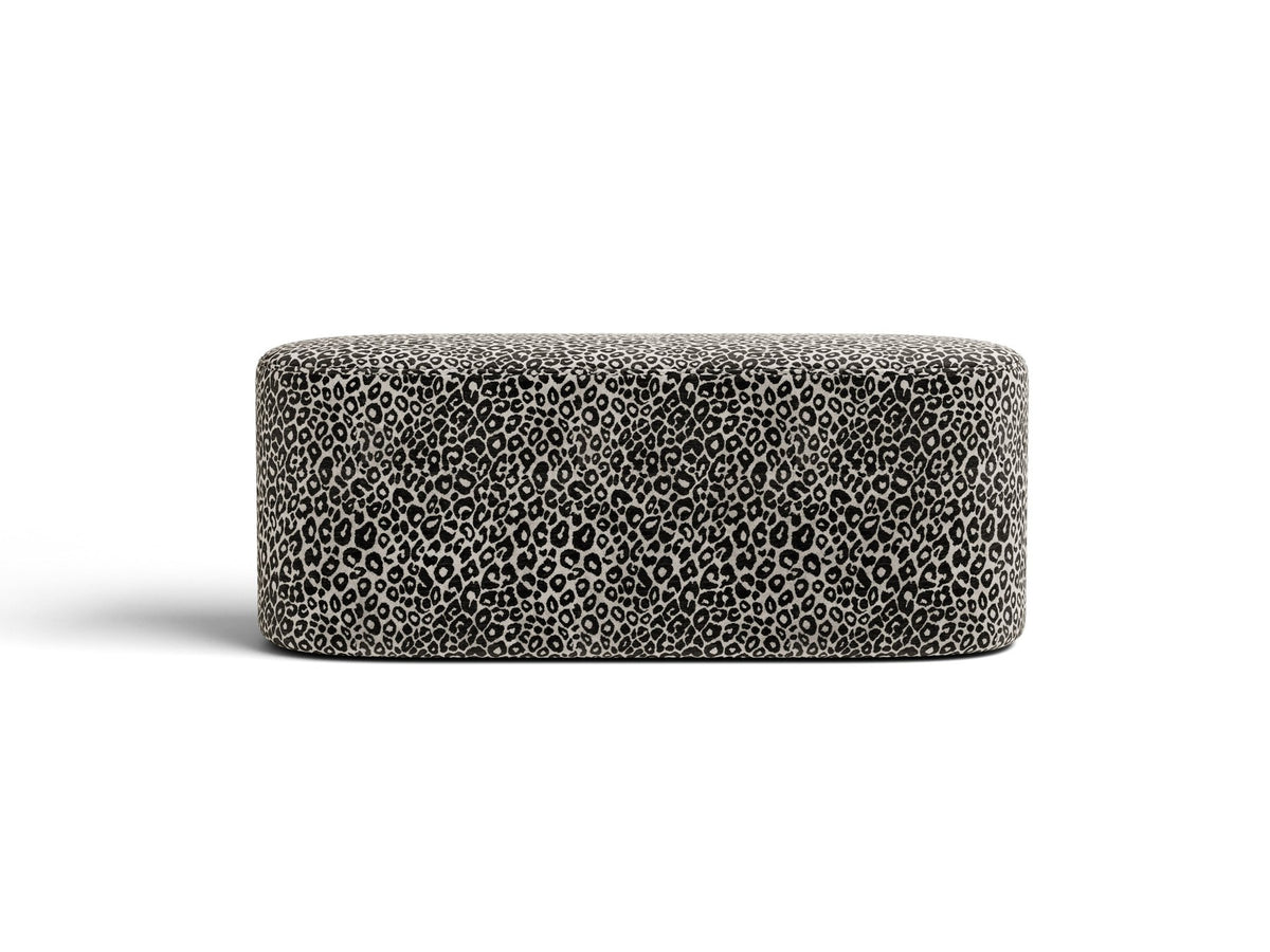 Weisse Sitzbank Dia von Micadoni mit gepolstertem Bouclé-Bezug, schwarzen Kunststoffbeinen und kompaktem, rechteckigem Design.