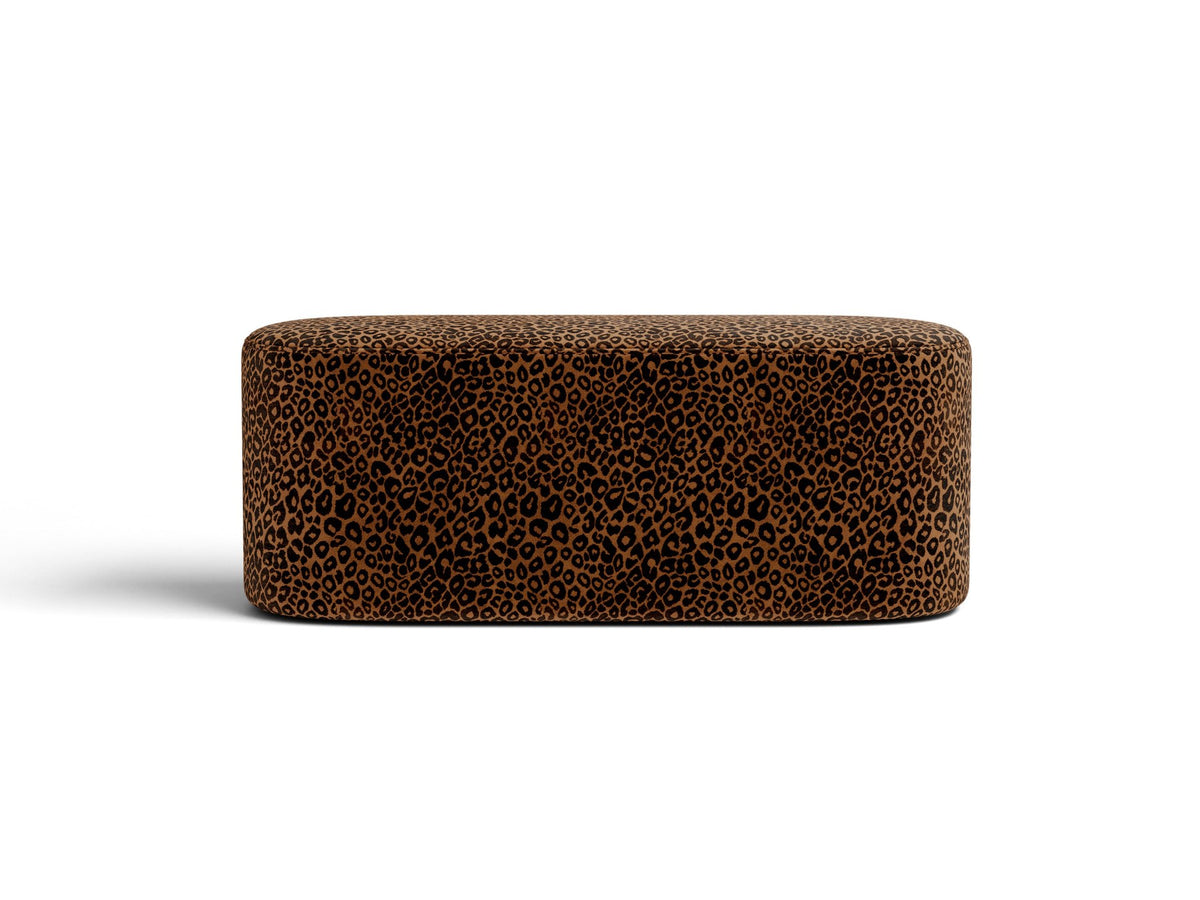 Weisse Sitzbank Dia von Micadoni mit gepolstertem Bouclé-Bezug, schwarzen Kunststoffbeinen und kompaktem, rechteckigem Design.