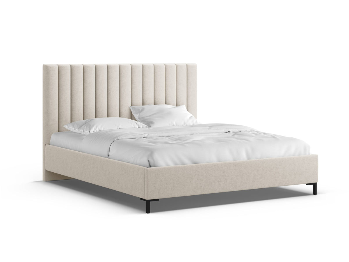 Flaschengrünes Stauraumbett von Micadoni mit gepolstertem Kopfteil, schwarzen Metallbeinen und Bettkasten aus Bouclé-Stoff im Schlafzimmer.