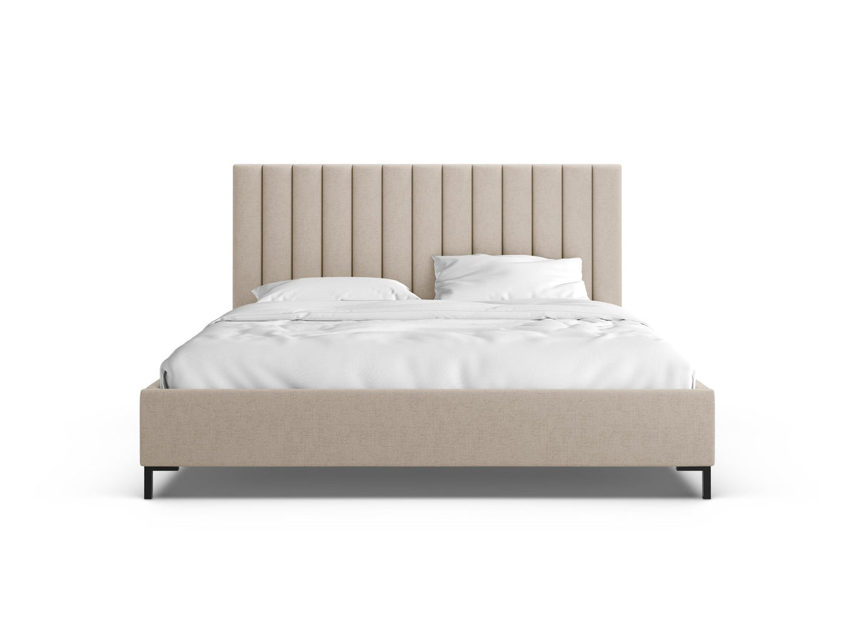 Flaschengrünes Stauraumbett von Micadoni mit gepolstertem Kopfteil, schwarzen Metallbeinen und Bettkasten aus Bouclé-Stoff im Schlafzimmer.