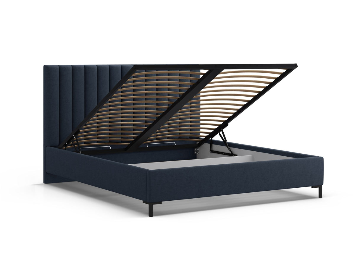Flaschengrünes Stauraumbett von Micadoni mit gepolstertem Kopfteil, schwarzen Metallbeinen und Bettkasten aus Bouclé-Stoff im Schlafzimmer.