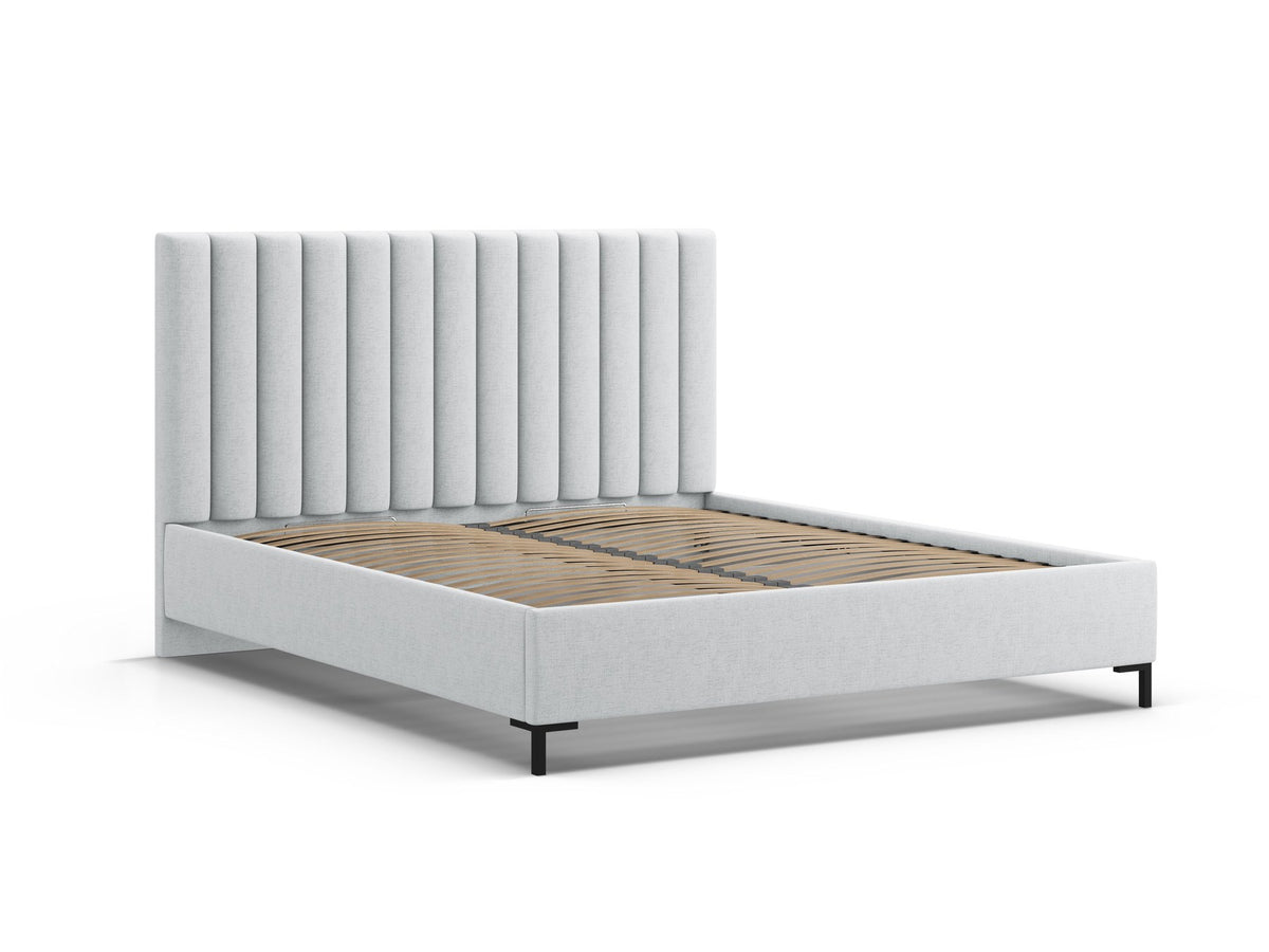 Flaschengrünes Stauraumbett von Micadoni mit gepolstertem Kopfteil, schwarzen Metallbeinen und Bettkasten aus Bouclé-Stoff im Schlafzimmer.