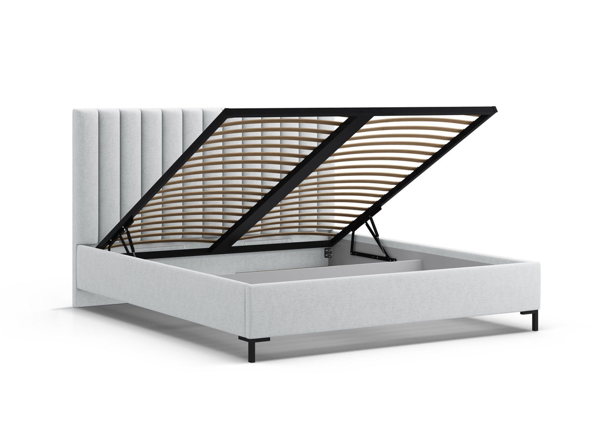 Flaschengrünes Stauraumbett von Micadoni mit gepolstertem Kopfteil, schwarzen Metallbeinen und Bettkasten aus Bouclé-Stoff im Schlafzimmer.