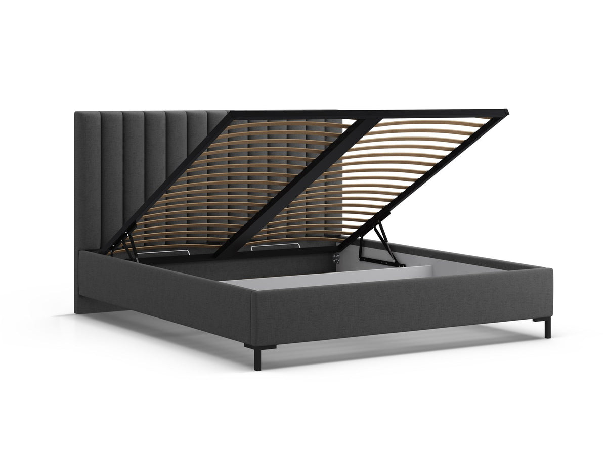 Flaschengrünes Stauraumbett von Micadoni mit gepolstertem Kopfteil, schwarzen Metallbeinen und Bettkasten aus Bouclé-Stoff im Schlafzimmer.