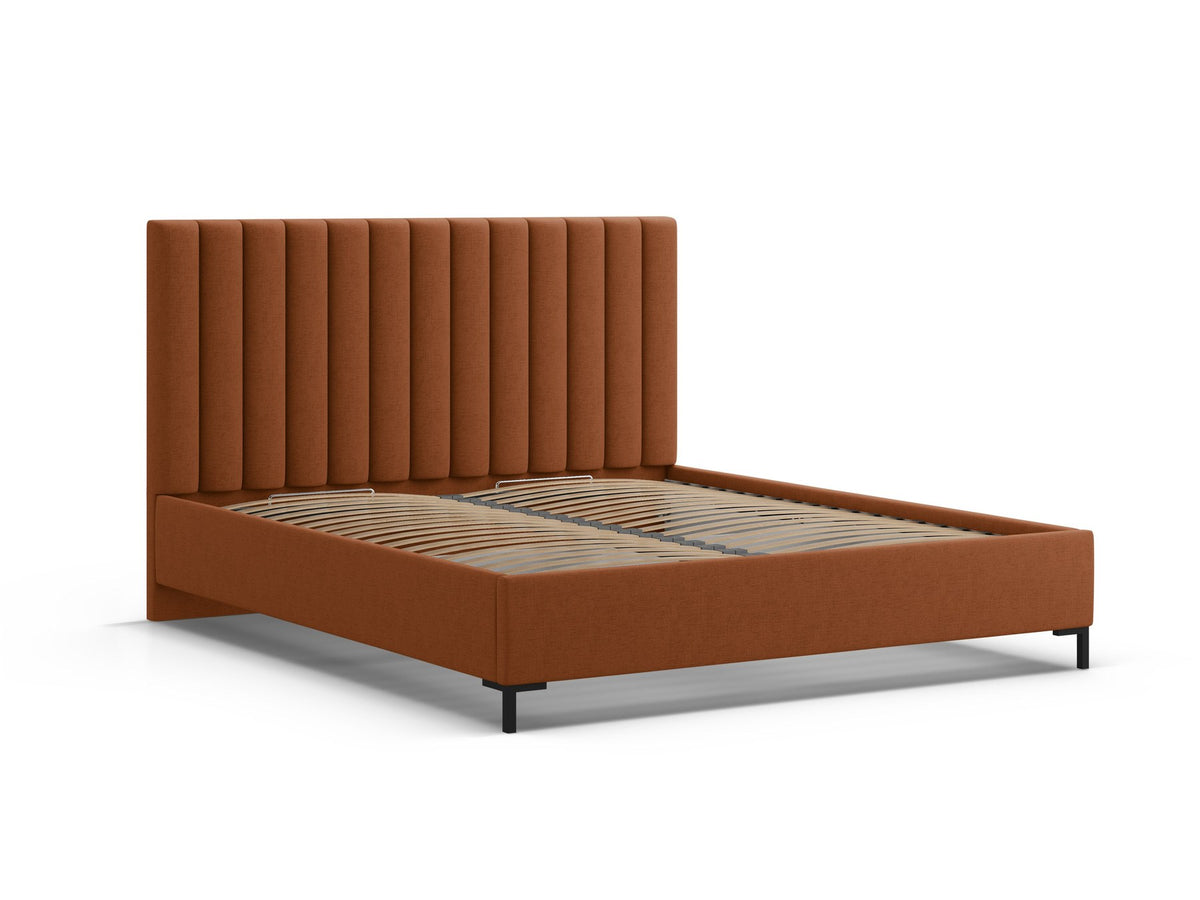 Flaschengrünes Stauraumbett von Micadoni mit gepolstertem Kopfteil, schwarzen Metallbeinen und Bettkasten aus Bouclé-Stoff im Schlafzimmer.