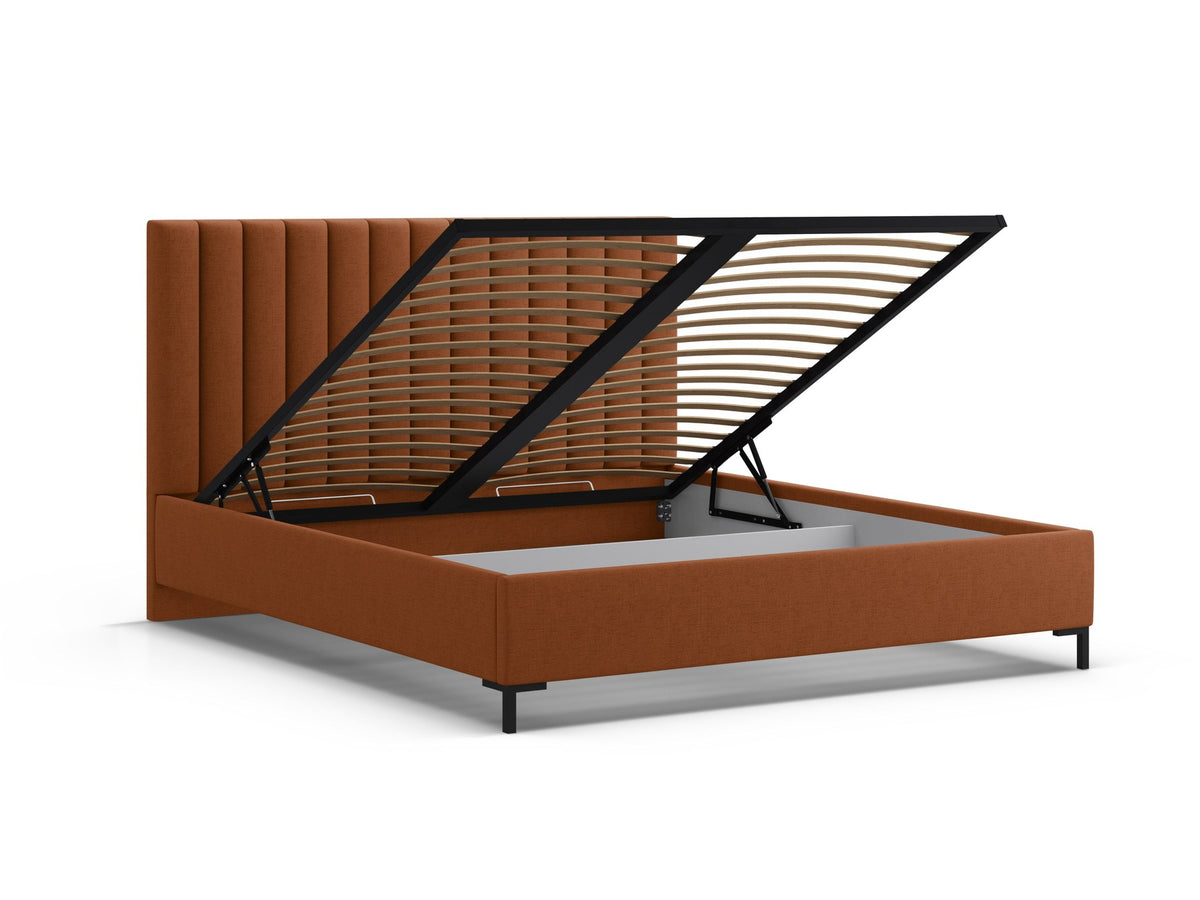 Flaschengrünes Stauraumbett von Micadoni mit gepolstertem Kopfteil, schwarzen Metallbeinen und Bettkasten aus Bouclé-Stoff im Schlafzimmer.