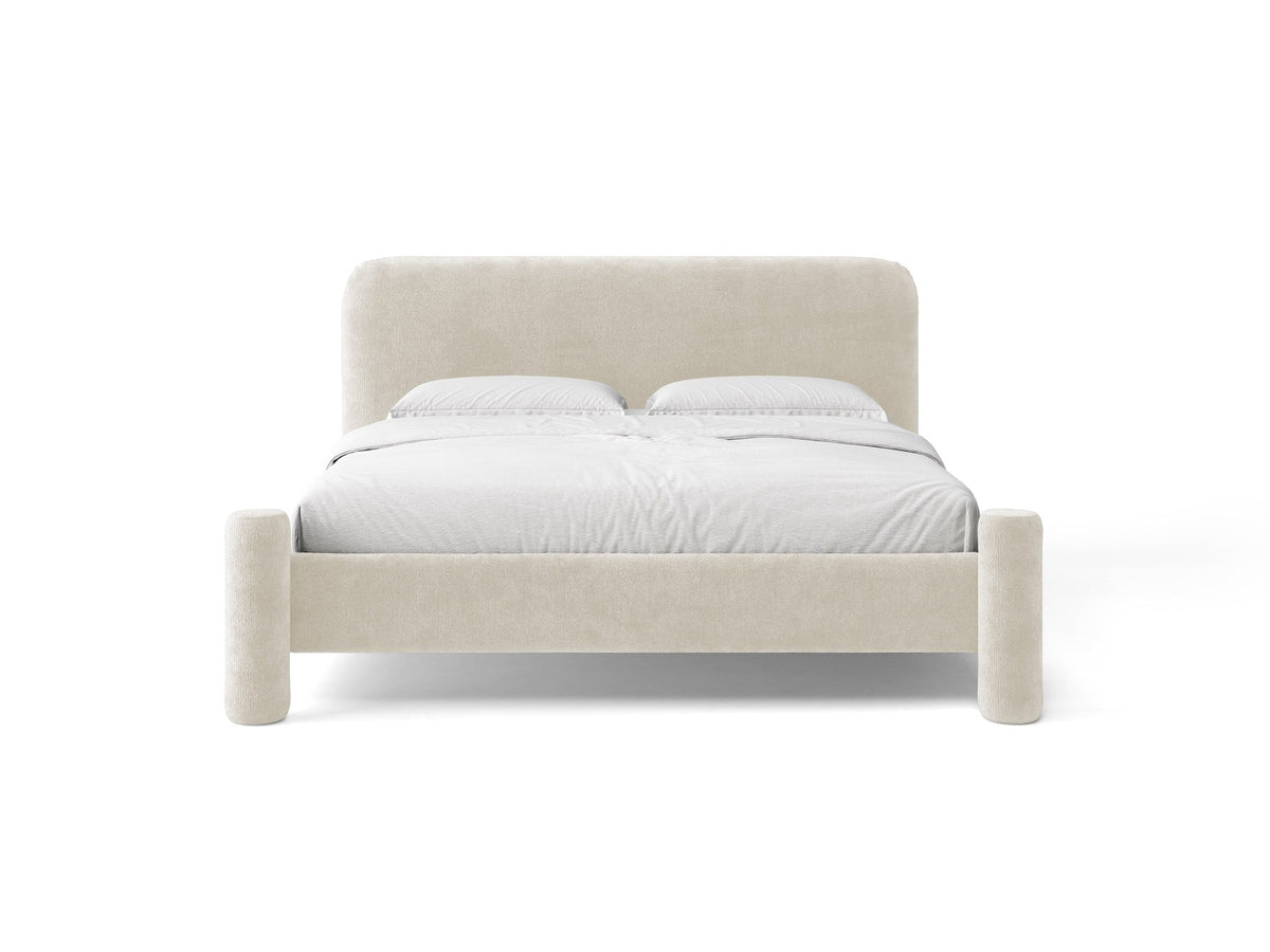 Foto des Vera Betts mit gepolstertem, abgerundetem Kopfteil in leichtem Beige, Chenille-Stoff und gepolsterten Holzbeinen.