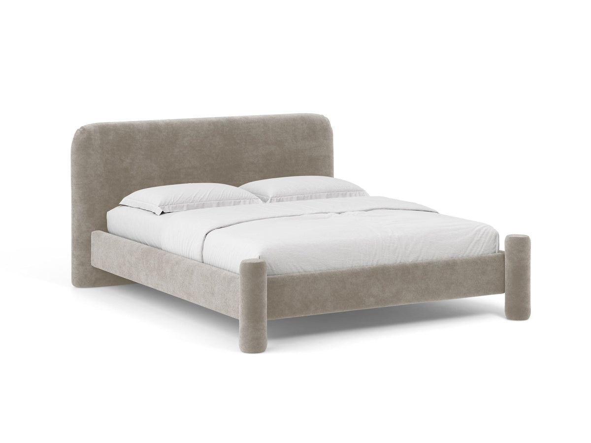 Foto des Vera Betts mit gepolstertem, abgerundetem Kopfteil in leichtem Beige, Chenille-Stoff und gepolsterten Holzbeinen.
