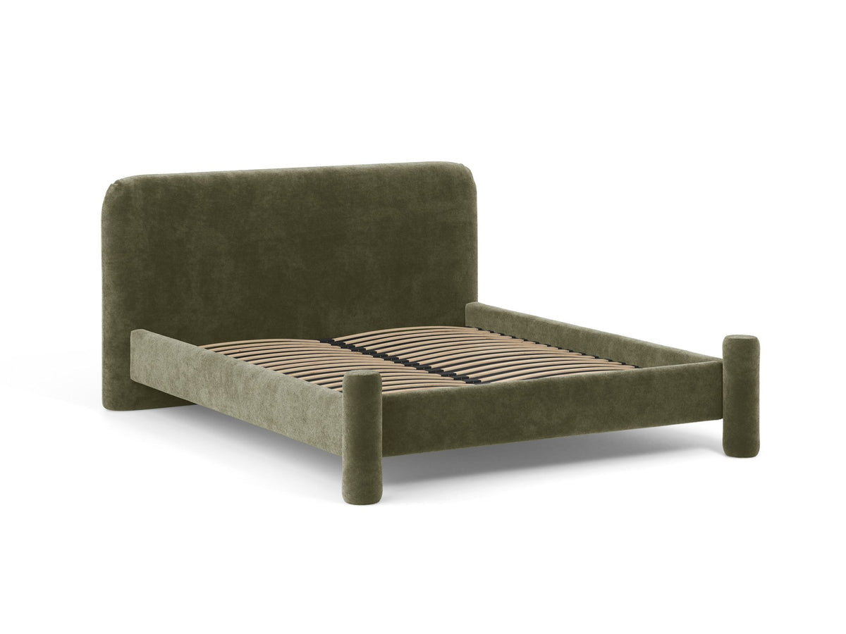 Foto des Vera Betts mit gepolstertem, abgerundetem Kopfteil in leichtem Beige, Chenille-Stoff und gepolsterten Holzbeinen.