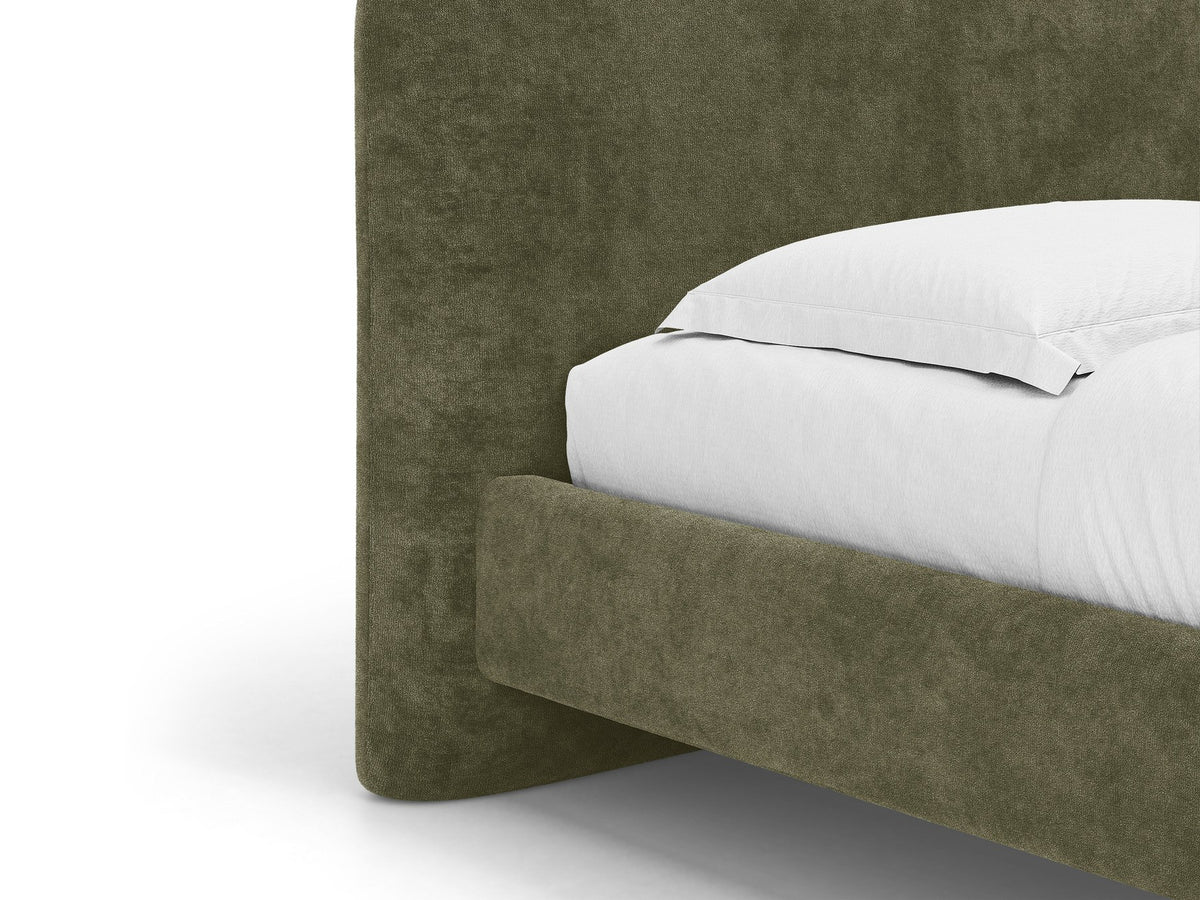 Foto des Vera Betts mit gepolstertem, abgerundetem Kopfteil in leichtem Beige, Chenille-Stoff und gepolsterten Holzbeinen.