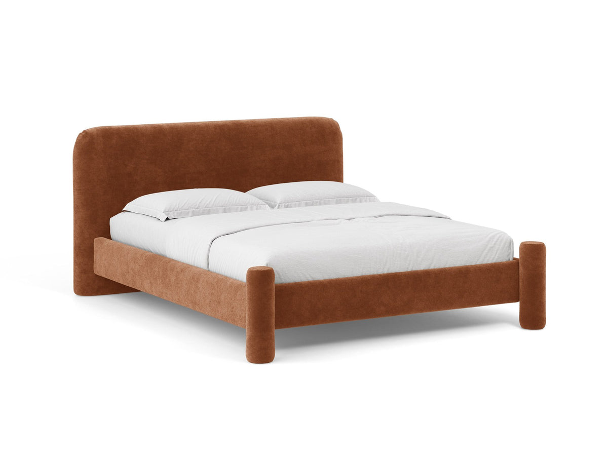 Foto des Vera Betts mit gepolstertem, abgerundetem Kopfteil in leichtem Beige, Chenille-Stoff und gepolsterten Holzbeinen.