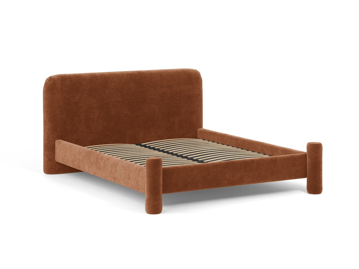 Foto des Vera Betts mit gepolstertem, abgerundetem Kopfteil in leichtem Beige, Chenille-Stoff und gepolsterten Holzbeinen.