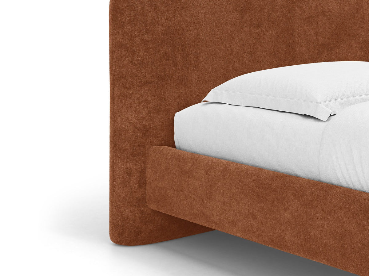 Foto des Vera Betts mit gepolstertem, abgerundetem Kopfteil in leichtem Beige, Chenille-Stoff und gepolsterten Holzbeinen.