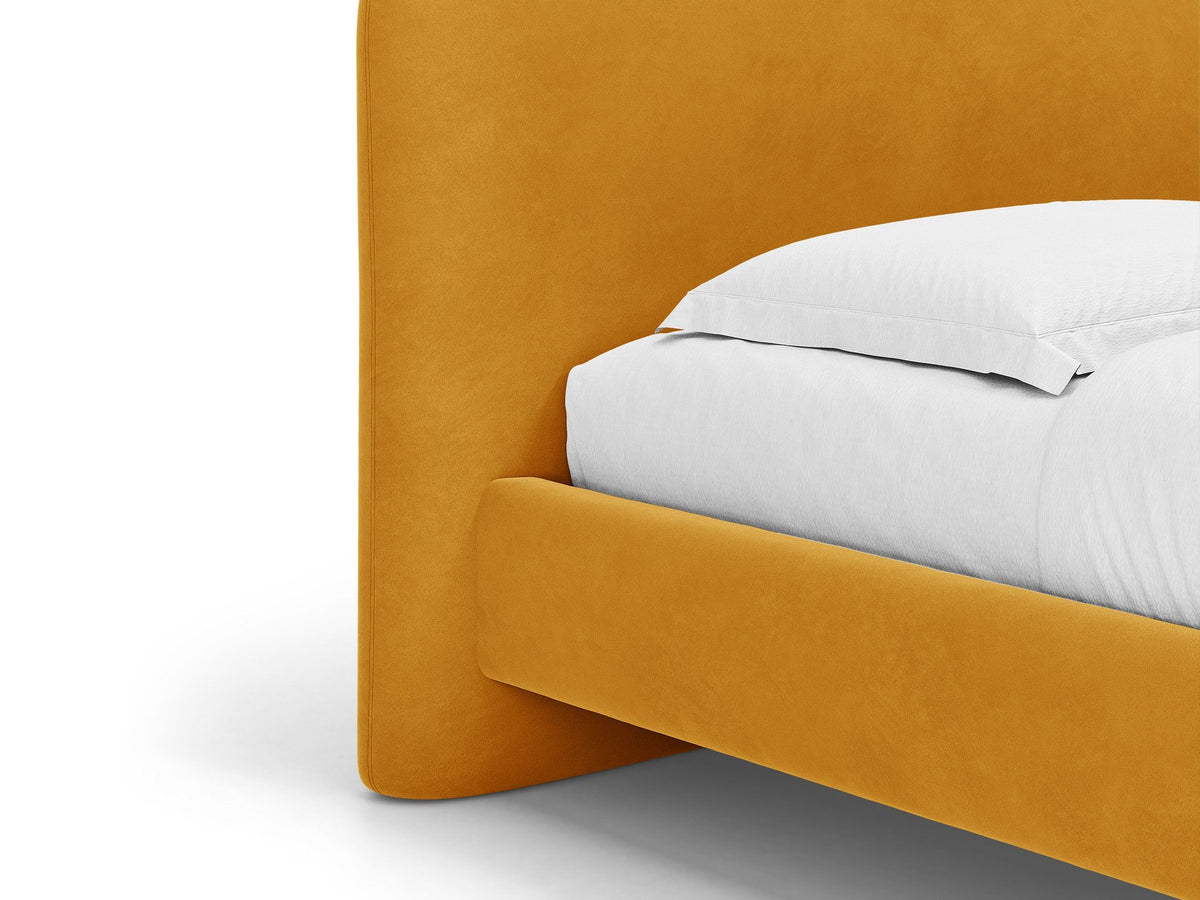 Foto des Vera Betts mit gepolstertem, abgerundetem Kopfteil in leichtem Beige, Chenille-Stoff und gepolsterten Holzbeinen.