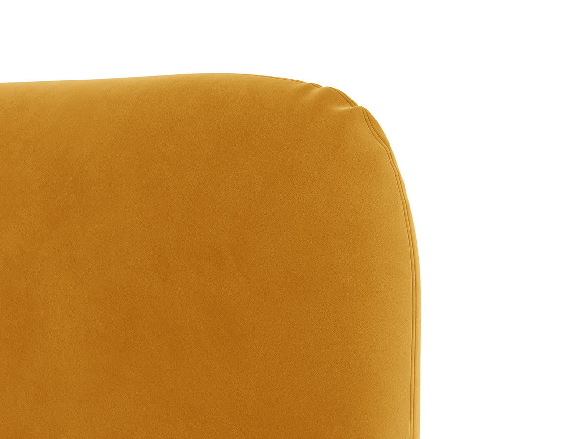 Foto des Vera Betts mit gepolstertem, abgerundetem Kopfteil in leichtem Beige, Chenille-Stoff und gepolsterten Holzbeinen.