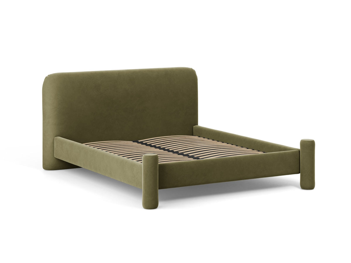Foto des Vera Betts mit gepolstertem, abgerundetem Kopfteil in leichtem Beige, Chenille-Stoff und gepolsterten Holzbeinen.