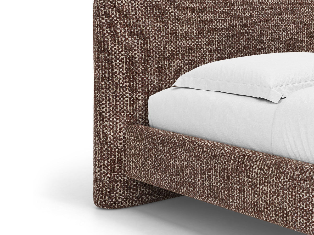 Foto des Vera Betts mit gepolstertem, abgerundetem Kopfteil in leichtem Beige, Chenille-Stoff und gepolsterten Holzbeinen.