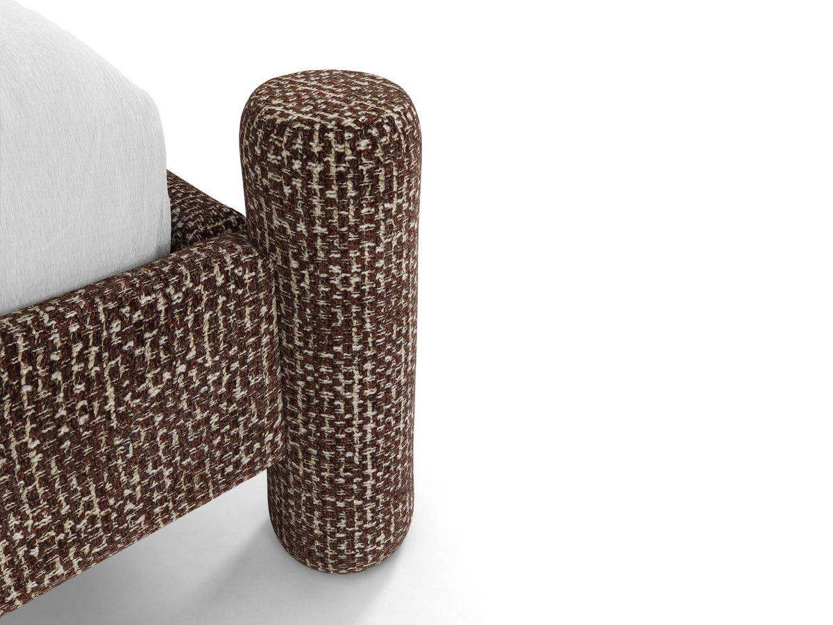 Foto des Vera Betts mit gepolstertem, abgerundetem Kopfteil in leichtem Beige, Chenille-Stoff und gepolsterten Holzbeinen.