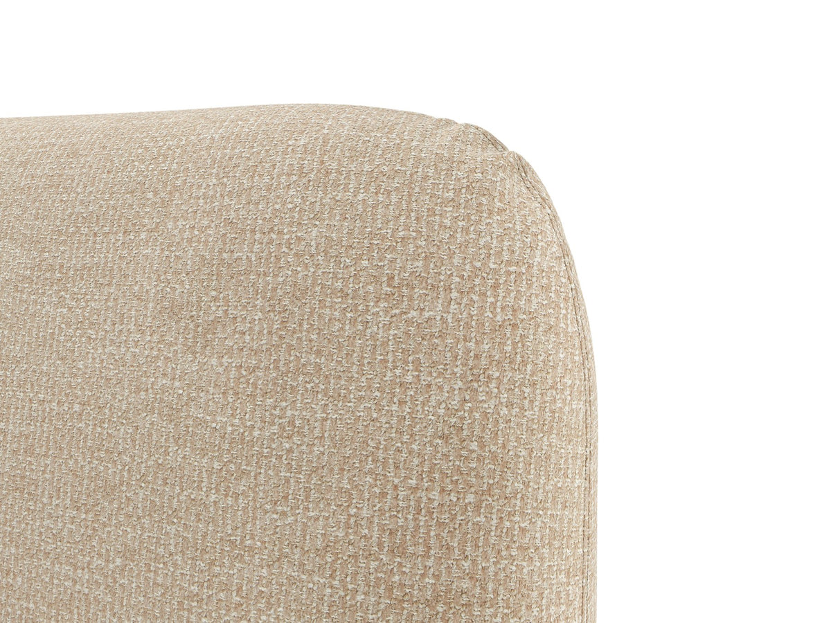 Foto des Vera Betts mit gepolstertem, abgerundetem Kopfteil in leichtem Beige, Chenille-Stoff und gepolsterten Holzbeinen.