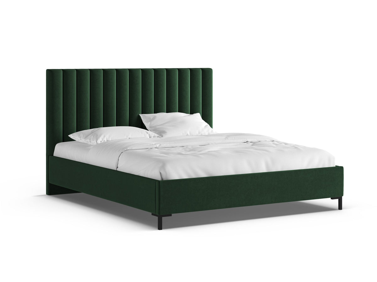 Flaschengrünes Stauraumbett von Micadoni mit gepolstertem Kopfteil, schwarzen Metallbeinen und Bettkasten aus Bouclé-Stoff im Schlafzimmer.