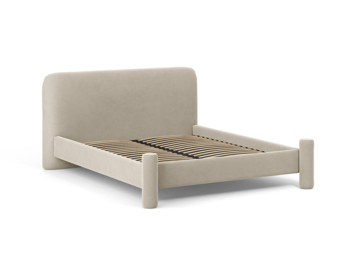Polstergestell des Vera Betts mit abgerundetem Kopfteil in Chenille-Stoff Perfect Harmony, hellbeige, mit gepolsterten Holzbeinen.