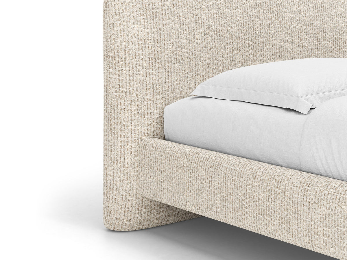 Polstergestell des Vera Betts mit abgerundetem Kopfteil in Chenille-Stoff Perfect Harmony, hellbeige, mit gepolsterten Holzbeinen.