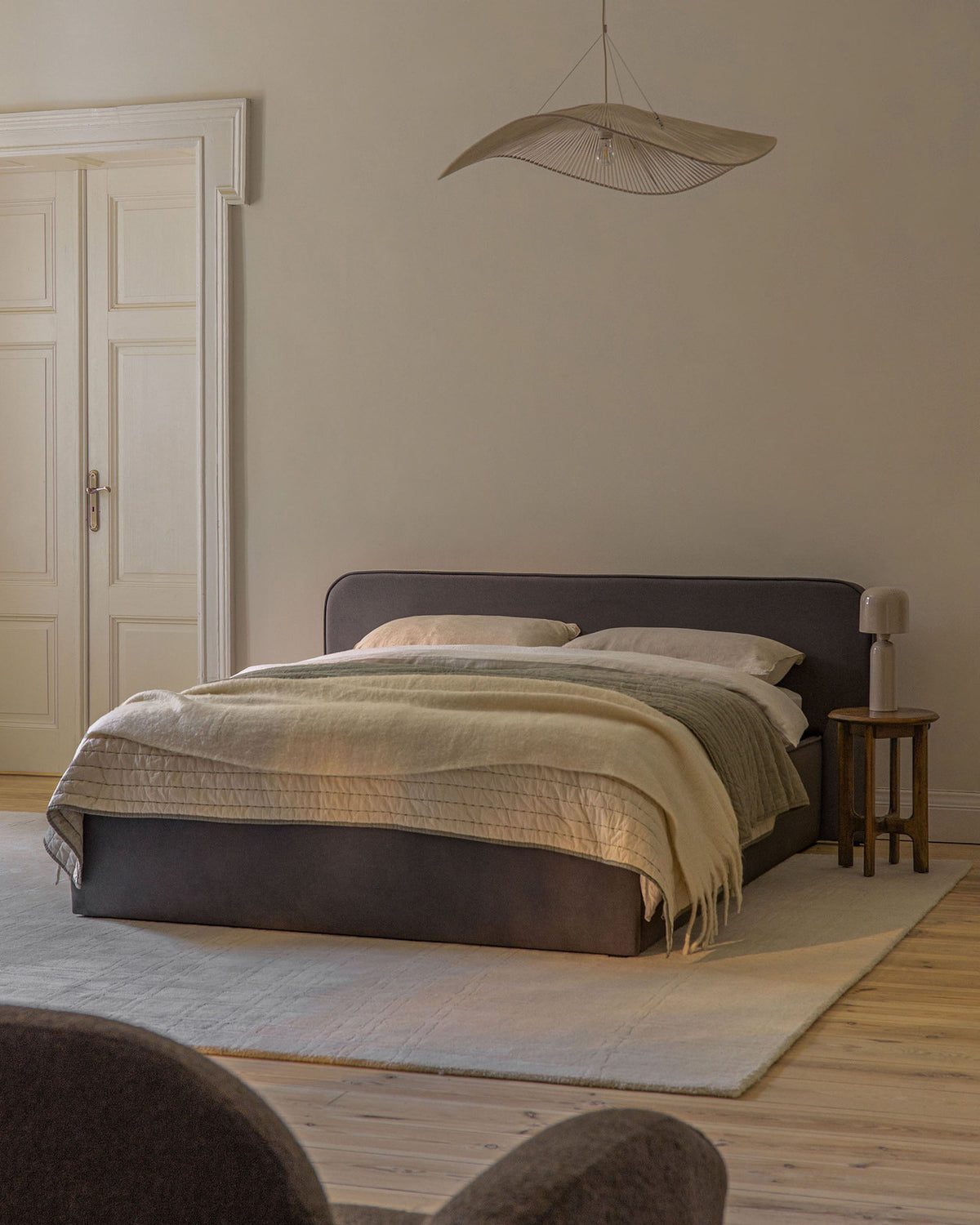 Elizabeth Bett mit Stauraum und Headboard 160cm in Anthracite-Monet präsentiert im Onlineshop von KAQTU Design AG. Bett ist von Micadoni