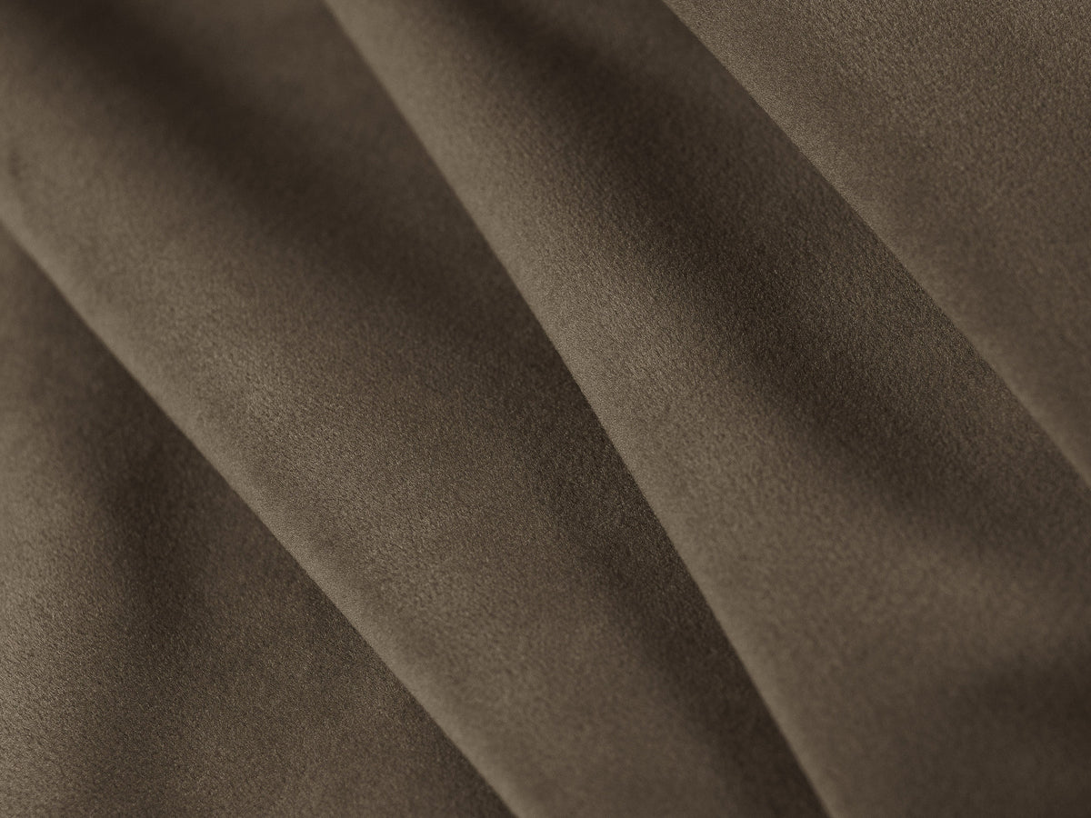Stauraumbett Mount mit gepolstertem Kopfteil, Massivholzrahmen aus Kiefer und schwarzen Kunststoffbeinen, Bettkasten mit Gaslift-Mechanismus sichtbar geöffnet