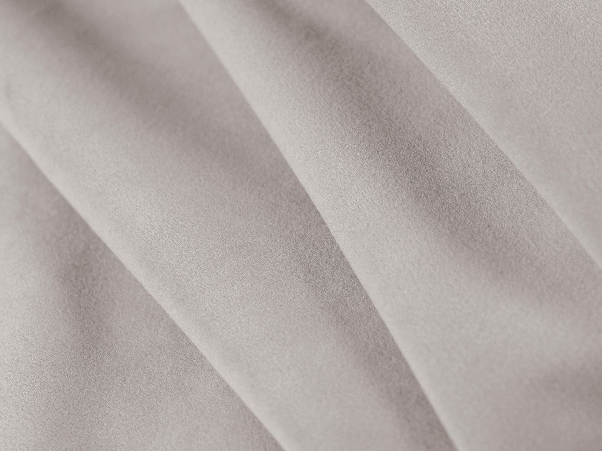 Murada Bett von Micadoni mit gepolstertem Kopfteil, Gestell aus Möbelplatte und Sperrholzlatten, schwarzen Kunststoffbeinen, Farbe Light Beige Melange-Tracy.