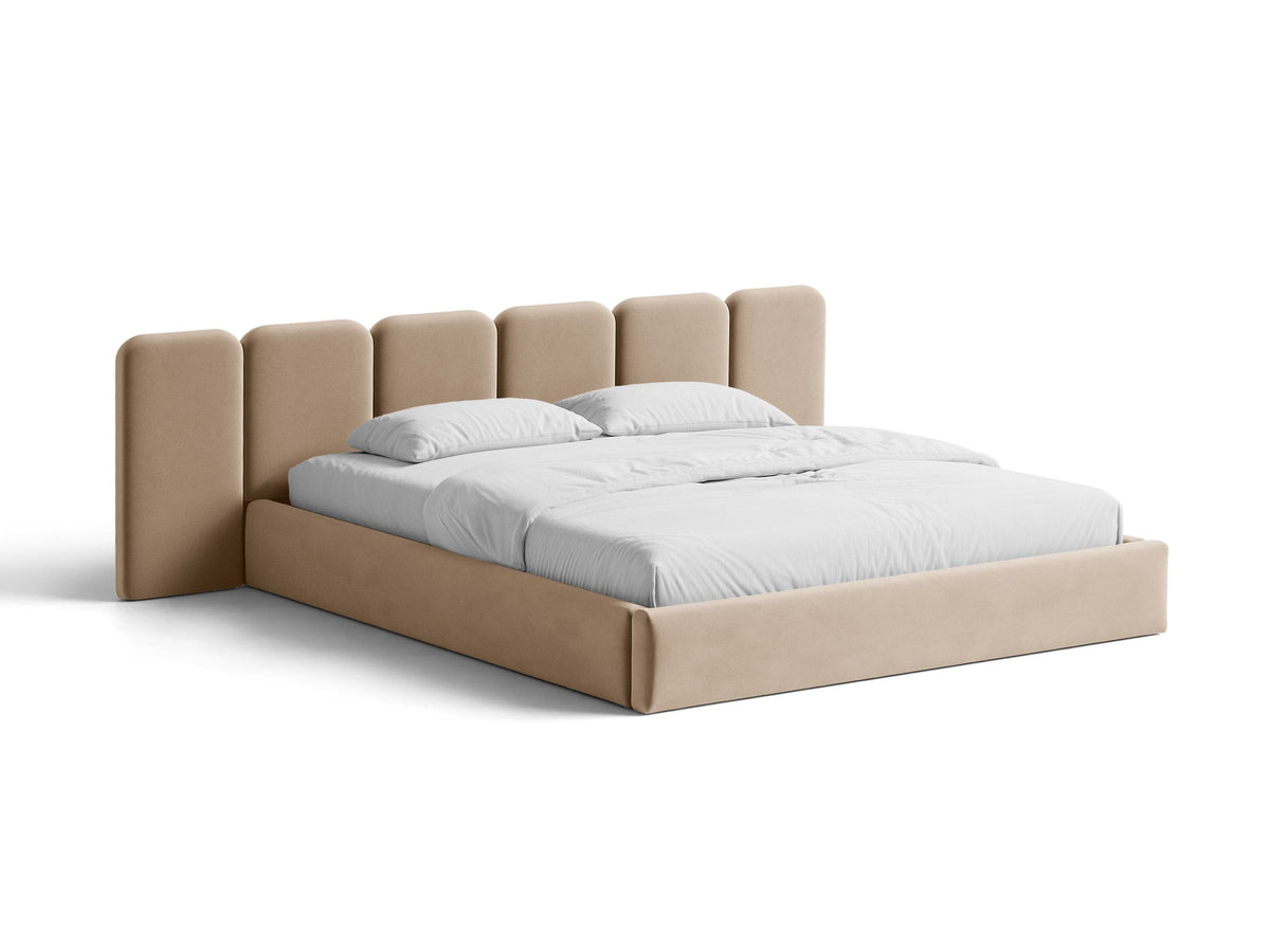 Saga Stauraumbett von Micadoni in Mandel beige mit gepolstertem Kopfteil, Samtbezug Magic Velvet und schwarzen Kunststoffbeinen, Bettkasten geöffnet sichtbar.