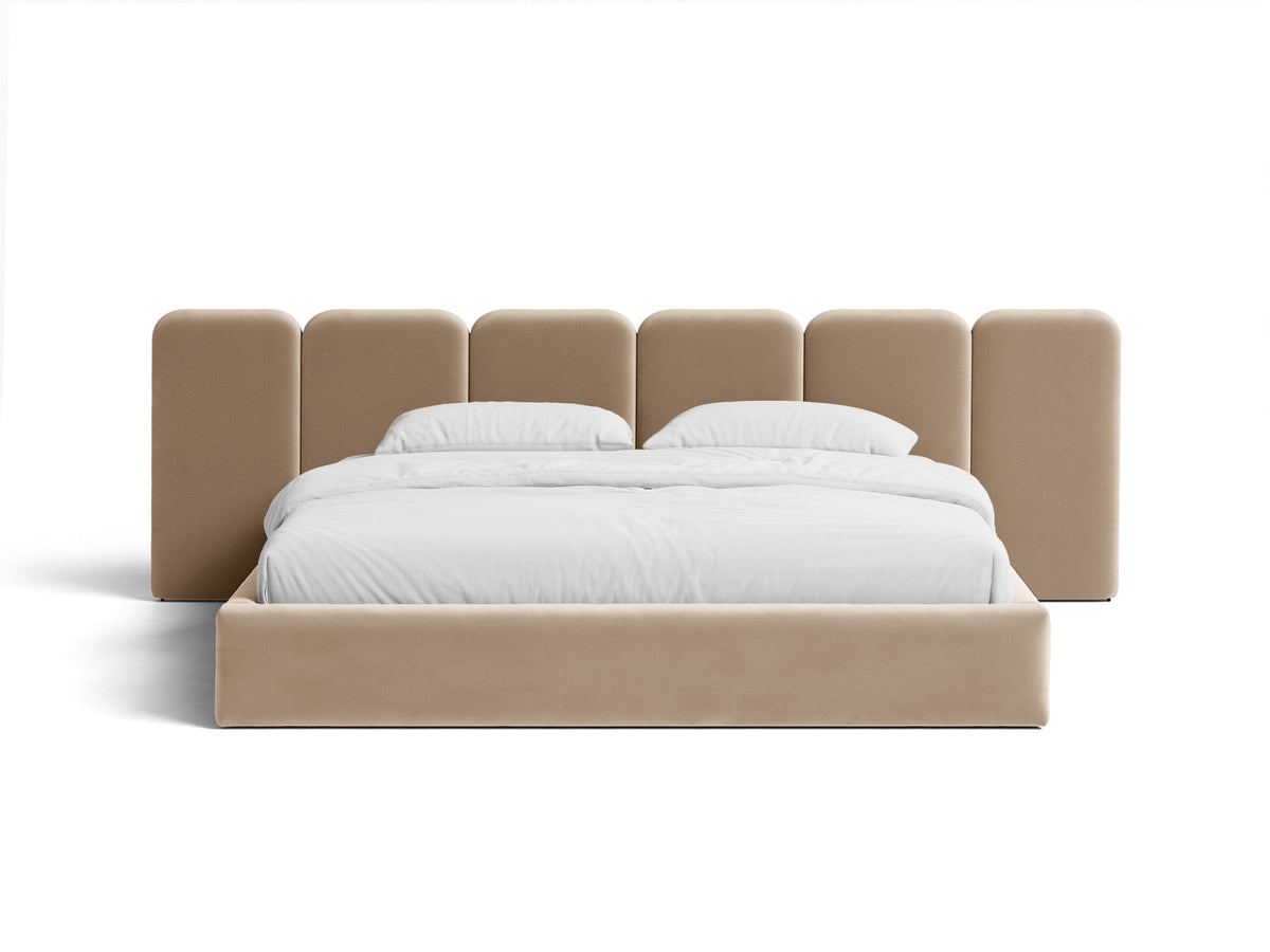 Saga Stauraumbett von Micadoni in Mandel beige mit gepolstertem Kopfteil, Samtbezug Magic Velvet und schwarzen Kunststoffbeinen, Bettkasten geöffnet sichtbar.