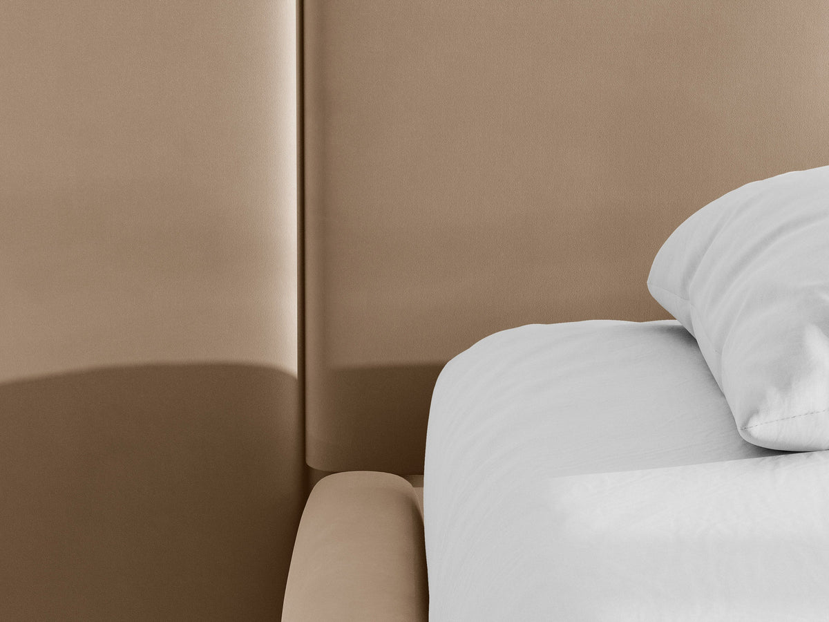 Saga Stauraumbett von Micadoni in Mandel beige mit gepolstertem Kopfteil, Samtbezug Magic Velvet und schwarzen Kunststoffbeinen, Bettkasten geöffnet sichtbar.