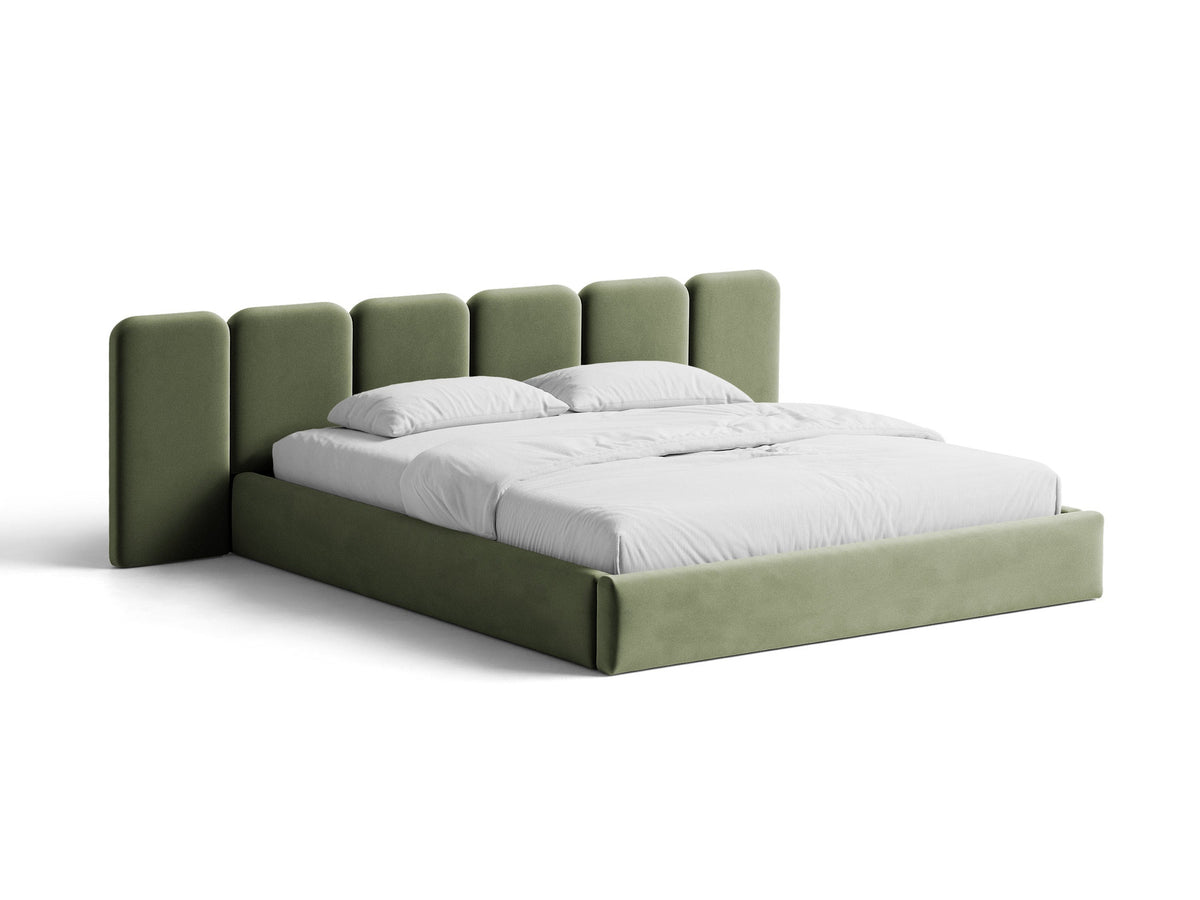 Saga Stauraumbett von Micadoni in Mandel beige mit gepolstertem Kopfteil, Samtbezug Magic Velvet und schwarzen Kunststoffbeinen, Bettkasten geöffnet sichtbar.