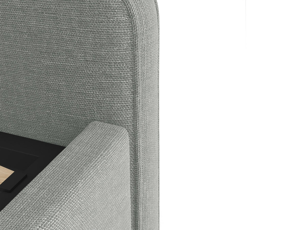 Gepolstertes Eda Bett mit Kopfteil in Beige, Stoffbezug Bjorn, schwarze Kunststoffbeine, schmaler Rahmen, Frontalansicht im Schlafzimmer.