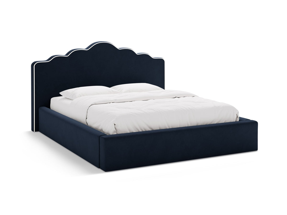 Samtbett Dream in Elfenbein mit gepolstertem Kopfteil, Bettkasten mit Gaslift-Öffnung und niedrigen Beinen aus Polypropylen.