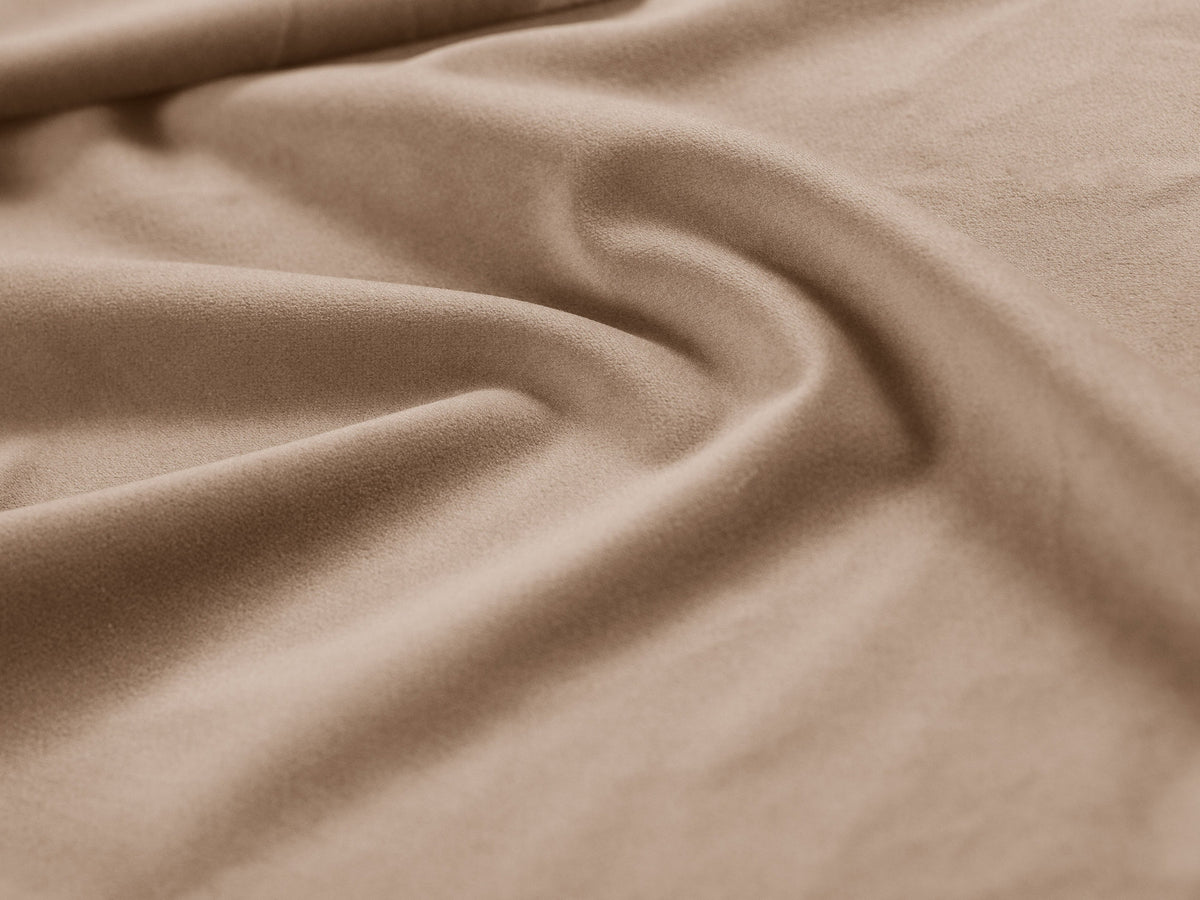 Eloise Stauraumbett mit Kopfteil 180 x 200 cm von Micadoni, Bezug Magic Velvet in Ivory, Holzbeine, Bettkasten mit Gasdruckfeder-Öffnung.