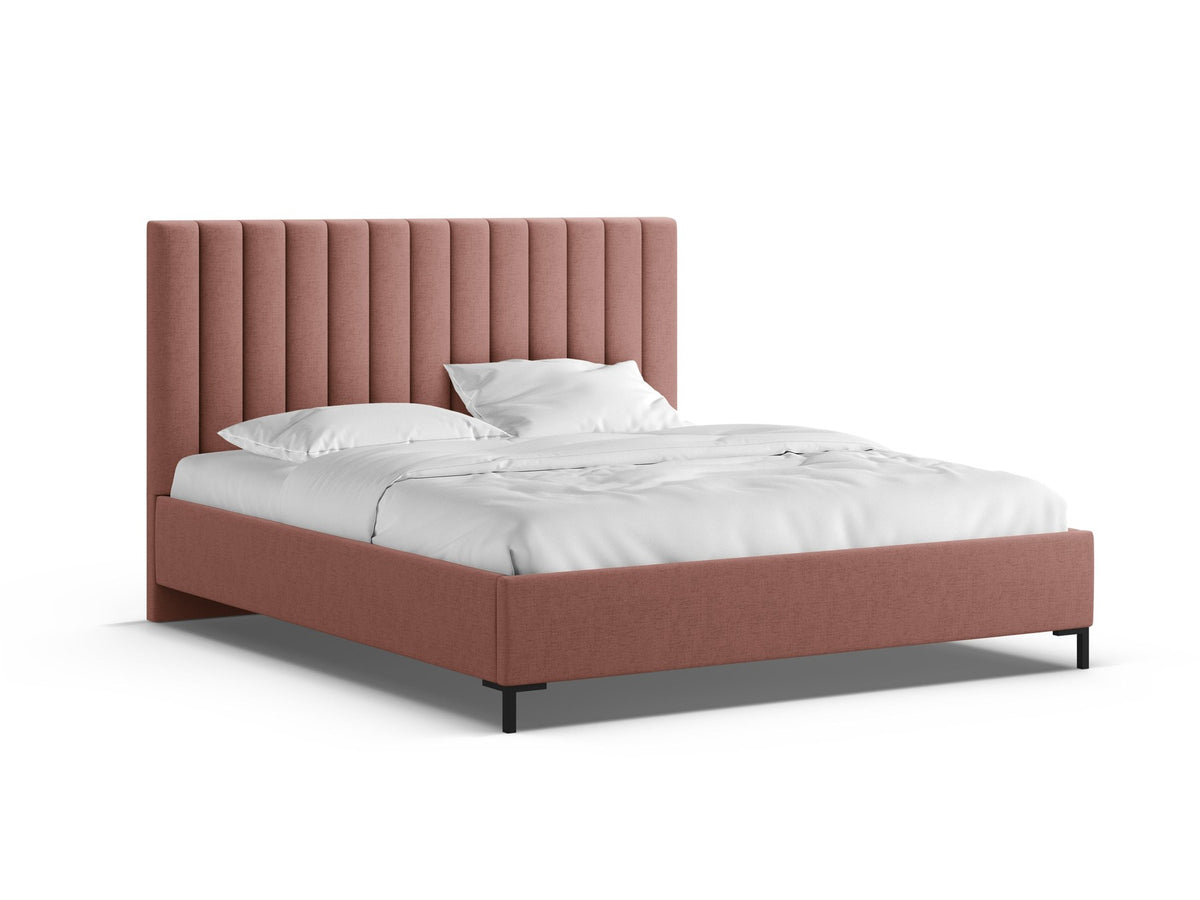 Flaschengrünes Boucle-Bett mit Stauraumkasten, gepolstertem Kopfteil und schwarzen Metallbeinen, Frontalansicht im Schlafzimmer.