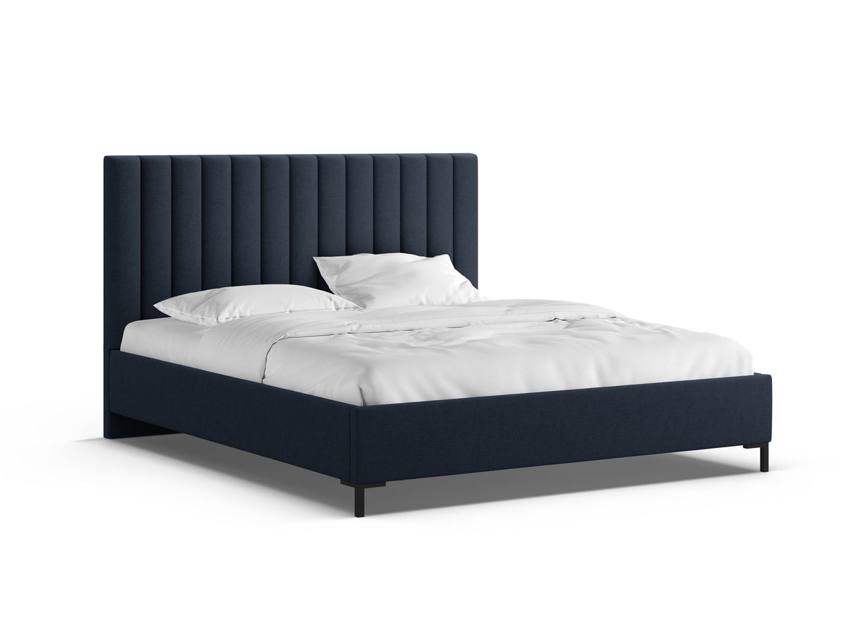 Flaschengrünes Boucle-Bett mit Stauraumkasten, gepolstertem Kopfteil und schwarzen Metallbeinen, Frontalansicht im Schlafzimmer.