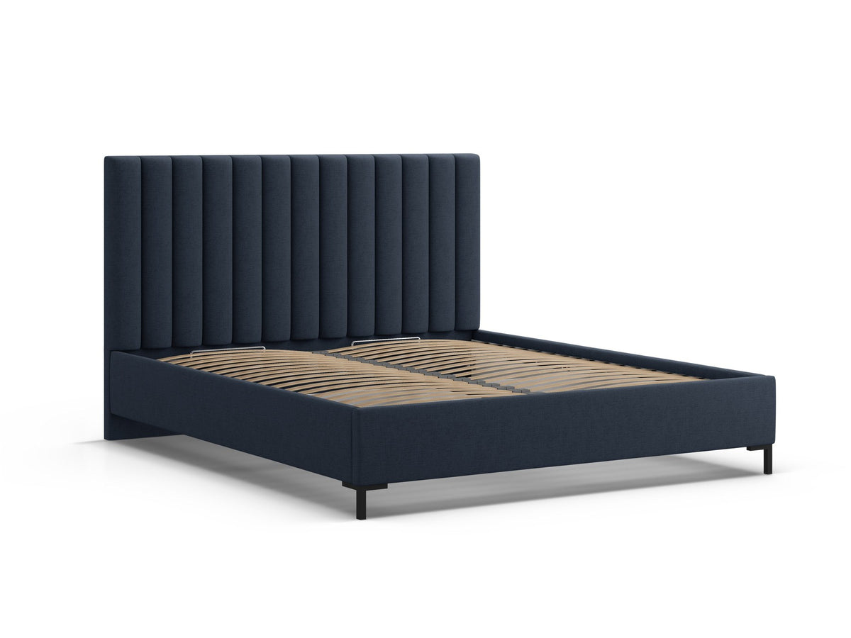 Flaschengrünes Boucle-Bett mit Stauraumkasten, gepolstertem Kopfteil und schwarzen Metallbeinen, Frontalansicht im Schlafzimmer.
