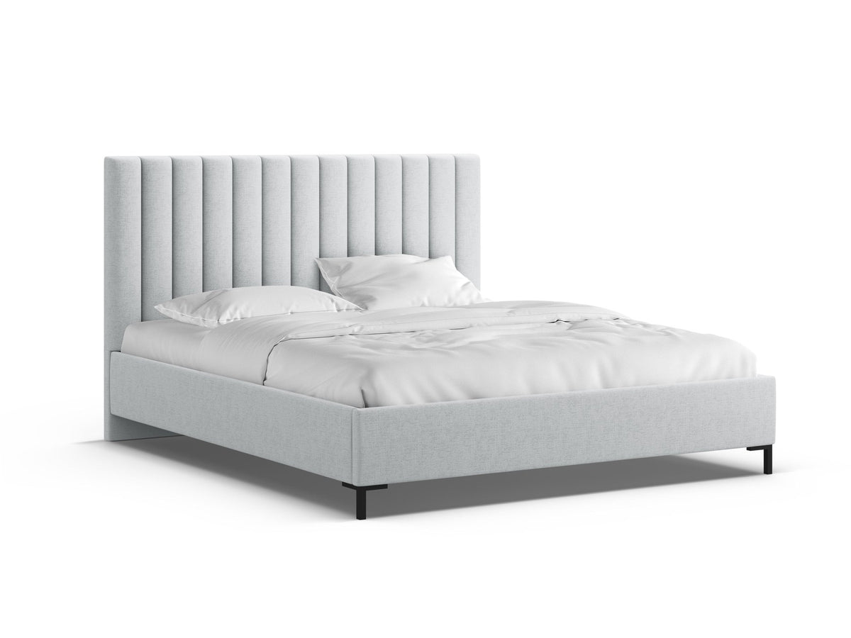 Flaschengrünes Boucle-Bett mit Stauraumkasten, gepolstertem Kopfteil und schwarzen Metallbeinen, Frontalansicht im Schlafzimmer.