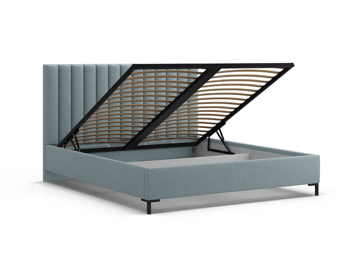 Flaschengrünes Boucle-Bett mit Stauraumkasten, gepolstertem Kopfteil und schwarzen Metallbeinen, Frontalansicht im Schlafzimmer.