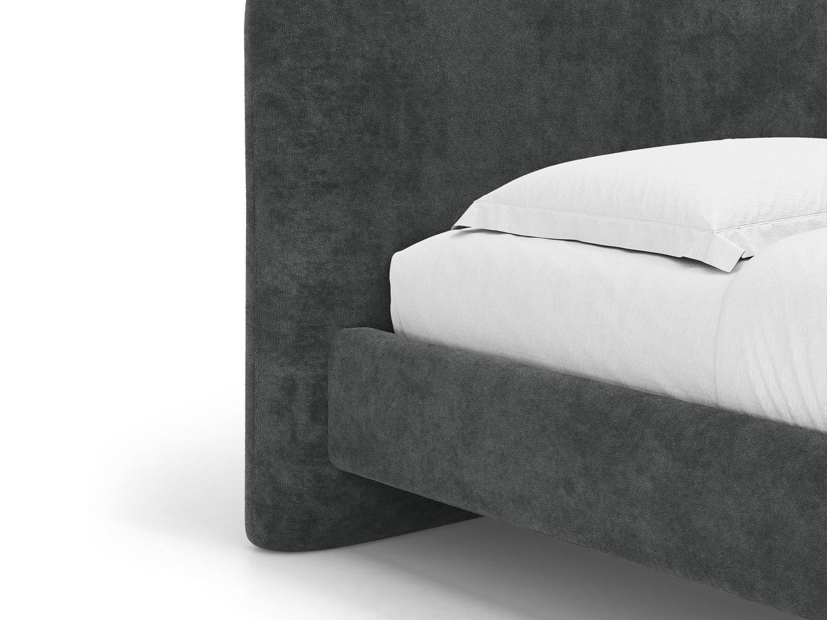 Foto des Vera Betts mit gepolstertem, abgerundetem Kopfteil in leichtem Beige, Chenille-Stoff, Holzbeinen und Doppelbett-Rahmen.