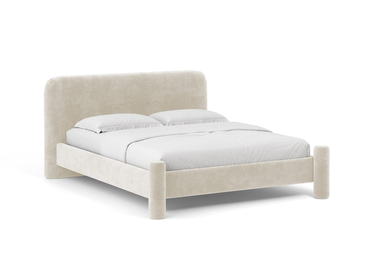 Foto des Vera Betts mit gepolstertem, abgerundetem Kopfteil in leichtem Beige, Chenille-Stoff, Holzbeinen und Doppelbett-Rahmen.